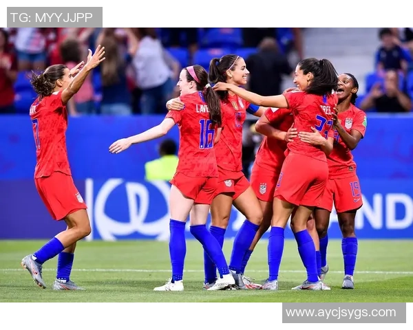 美国女足球星拉蒂诺埃：突破挑战成就辉煌职业生涯